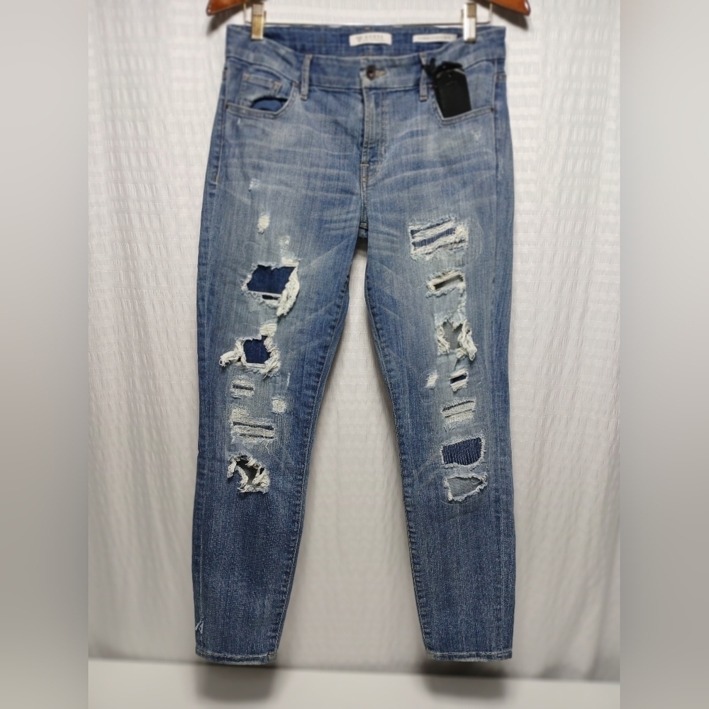 Ladies Guess Power Curvy Midrise Jeans. Size 30 NWT
